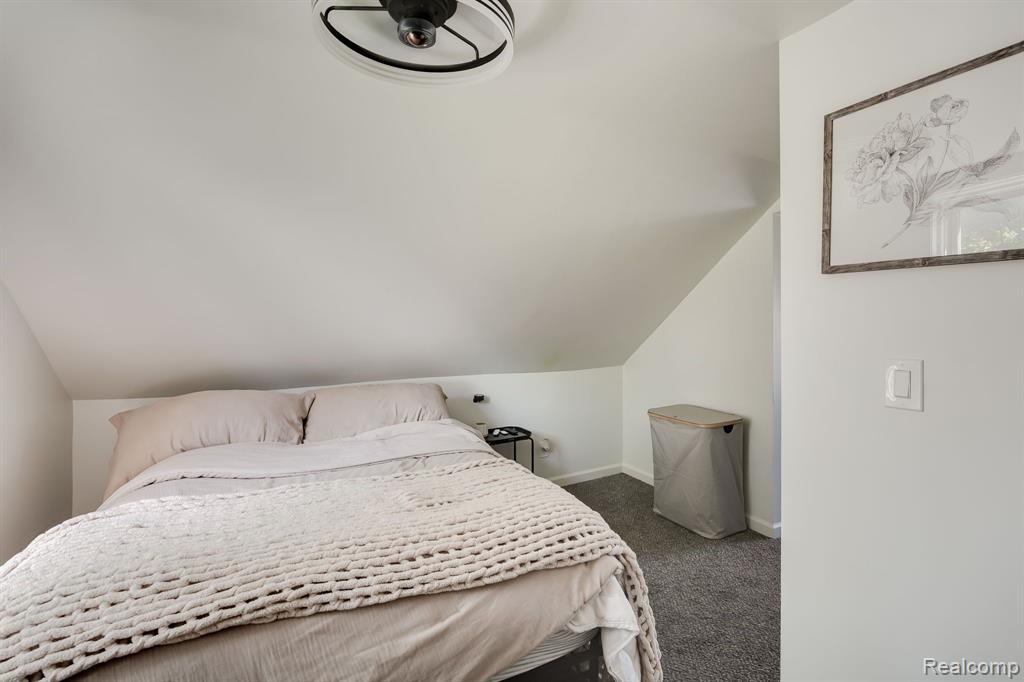 71 W DALLAS Avenue, Madison Heights, MI 48071 — Photo 16