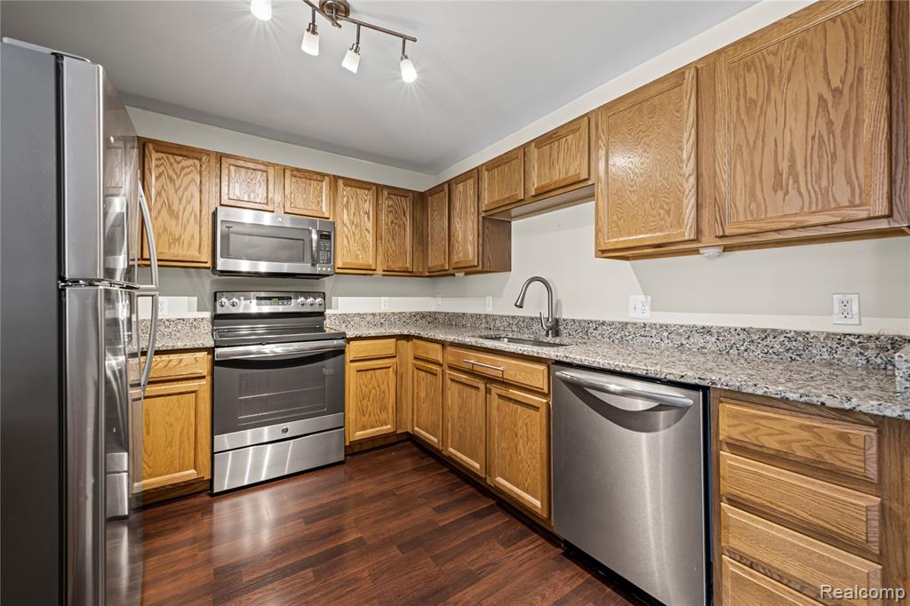 460 Old Pine Way, Walled Lake, MI 48390 — Photo 9