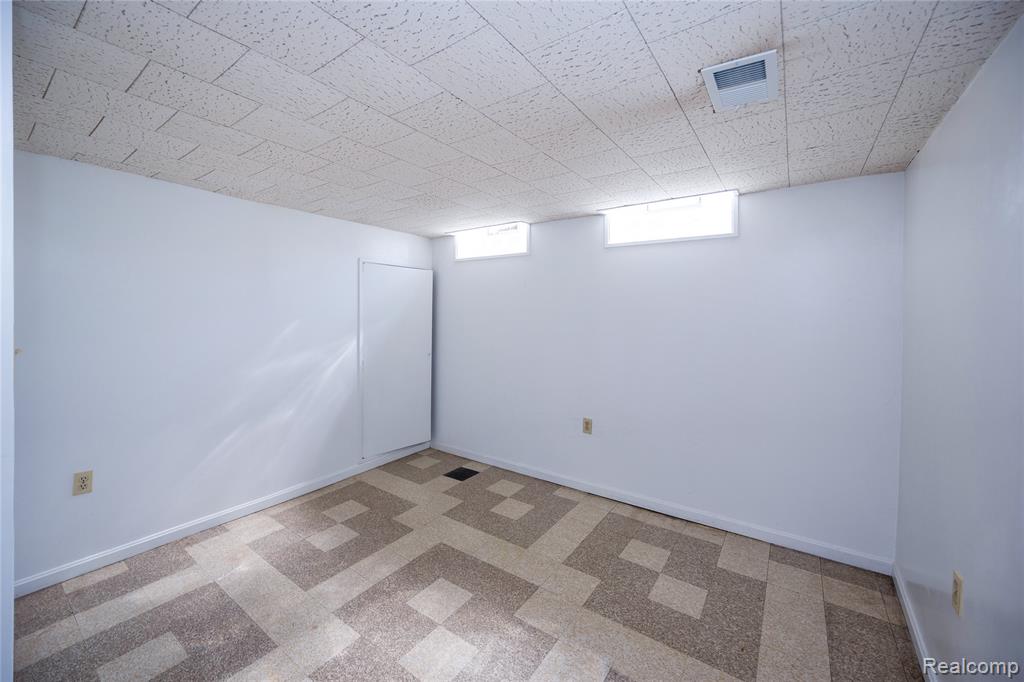 5646 Cambourne Street, Dearborn Heights, MI 48127 — Photo 34