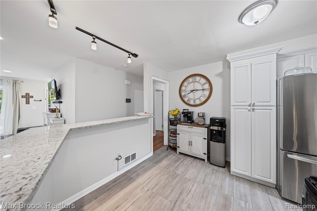 828 W Baker Avenue, Clawson, MI — Photo 10