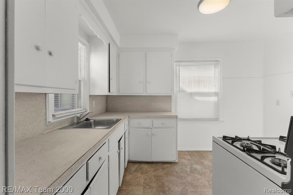5876 KINMORE Street, Dearborn Heights, MI 48127 — Photo 15