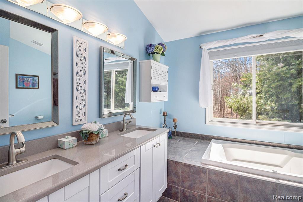 57598 HIDDEN TIMBERS Drive, South Lyon, MI 48178 — Photo 17