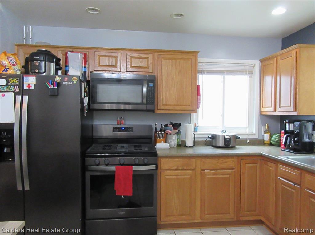 933 E Dallas Avenue, Madison Heights, MI 48071 — Photo 6