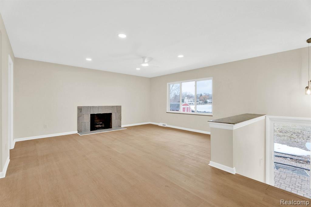 915 James K Boulevard, Pontiac, MI 48341 — Photo 19