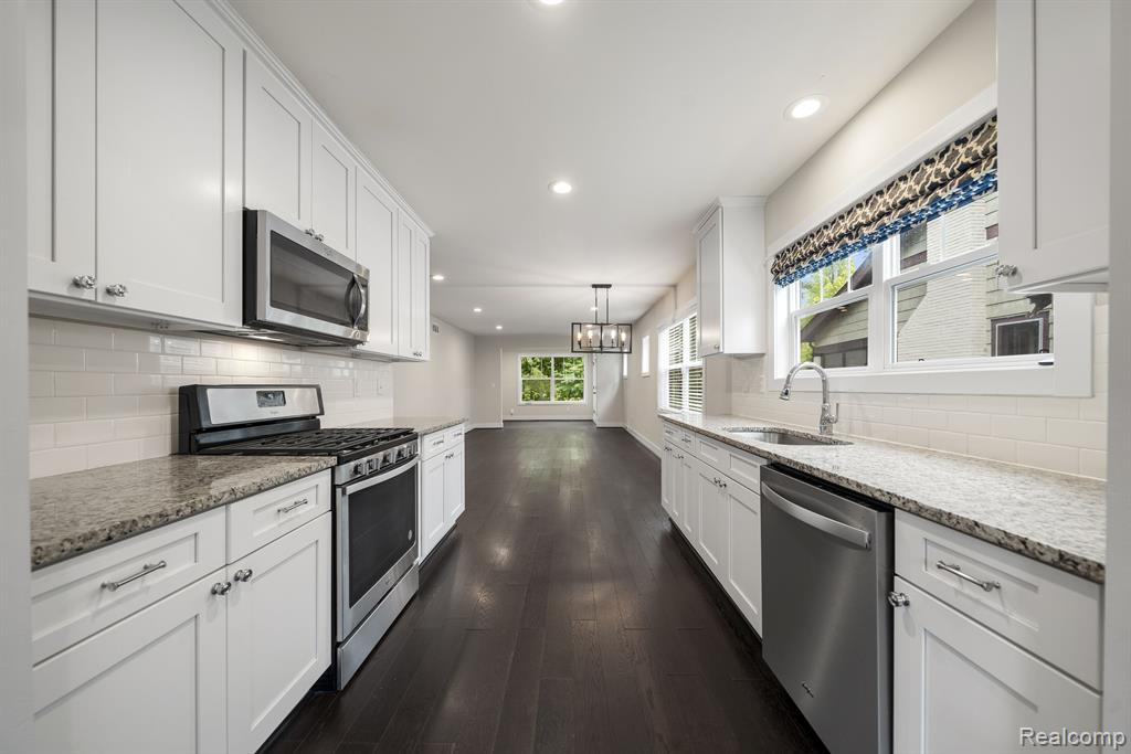821 MAXWELL Avenue, Royal Oak, MI 48067 — Photo 12