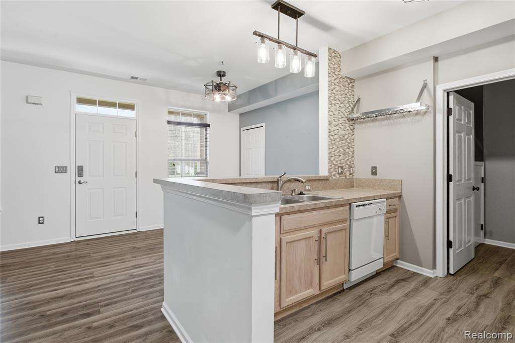 526 Red Oak Court, Walled Lake, MI 48390 — Photo 15
