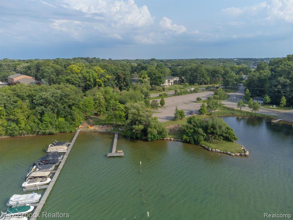 4053 HARBOR VISTA Drive, Orchard Lake Village, MI 48323 — Photo 12