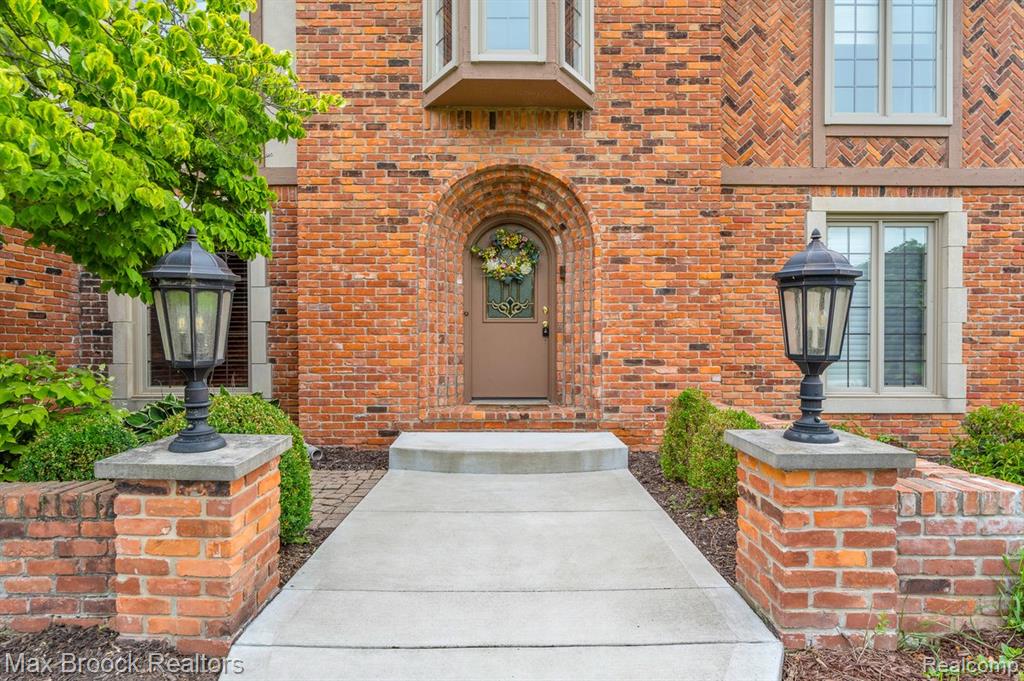 404 SHELLBOURNE Drive, Rochester Hills, MI 48309 — Photo 2
