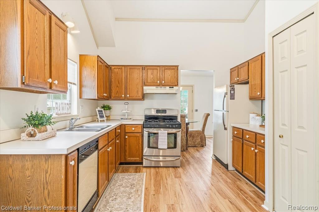7984 Lake Crest Drive, Ypsilanti, MI 48197 — Photo 13