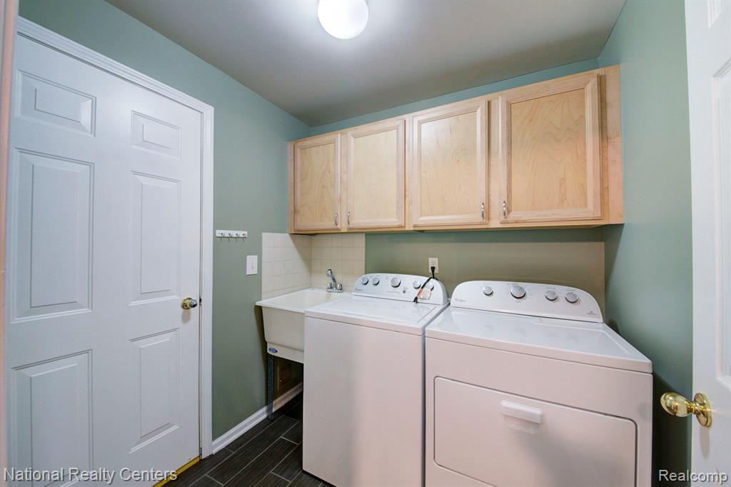 5104 TAMARA Circle, Walled Lake, MI 48390 — Photo 13