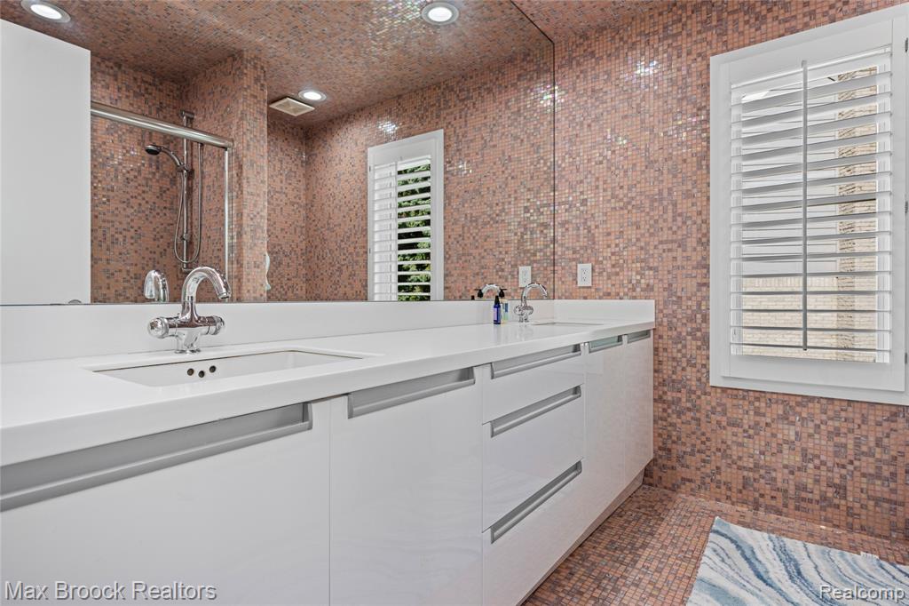 7102 Alta Vista Drive, West Bloomfield, MI — Photo 43