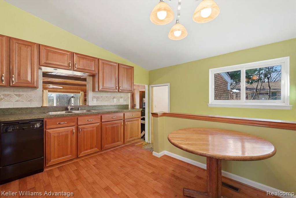 52433 Ihla Street, Utica, MI 48316 — Photo 11