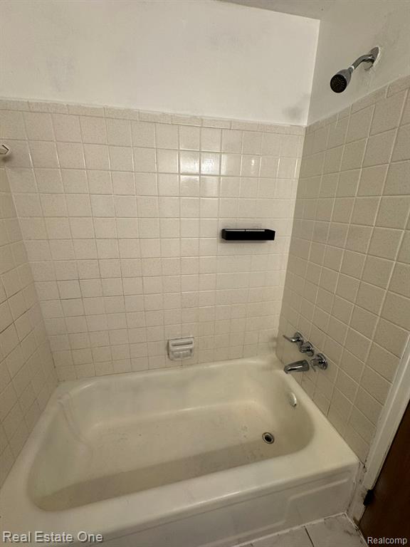 8852 Sunrise Drive, Sterling Heights, MI 48312 — Photo 24