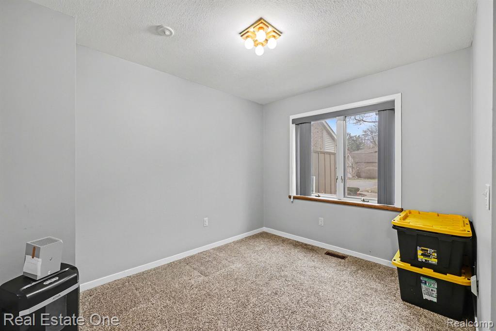 6892 Northcrest Way E, Clarkston, MI — Photo 12