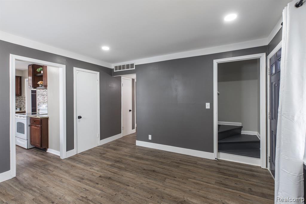 9046 LOUISE Street, Livonia, MI 48150 — Photo 5