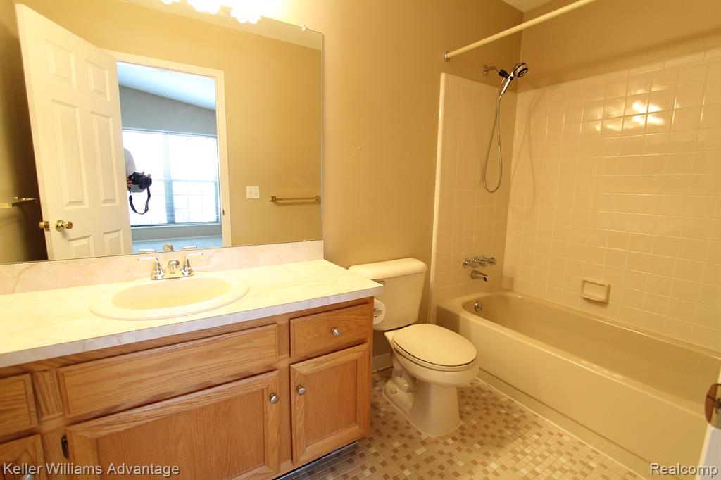 22266 Pondview, Novi, MI — Photo 13