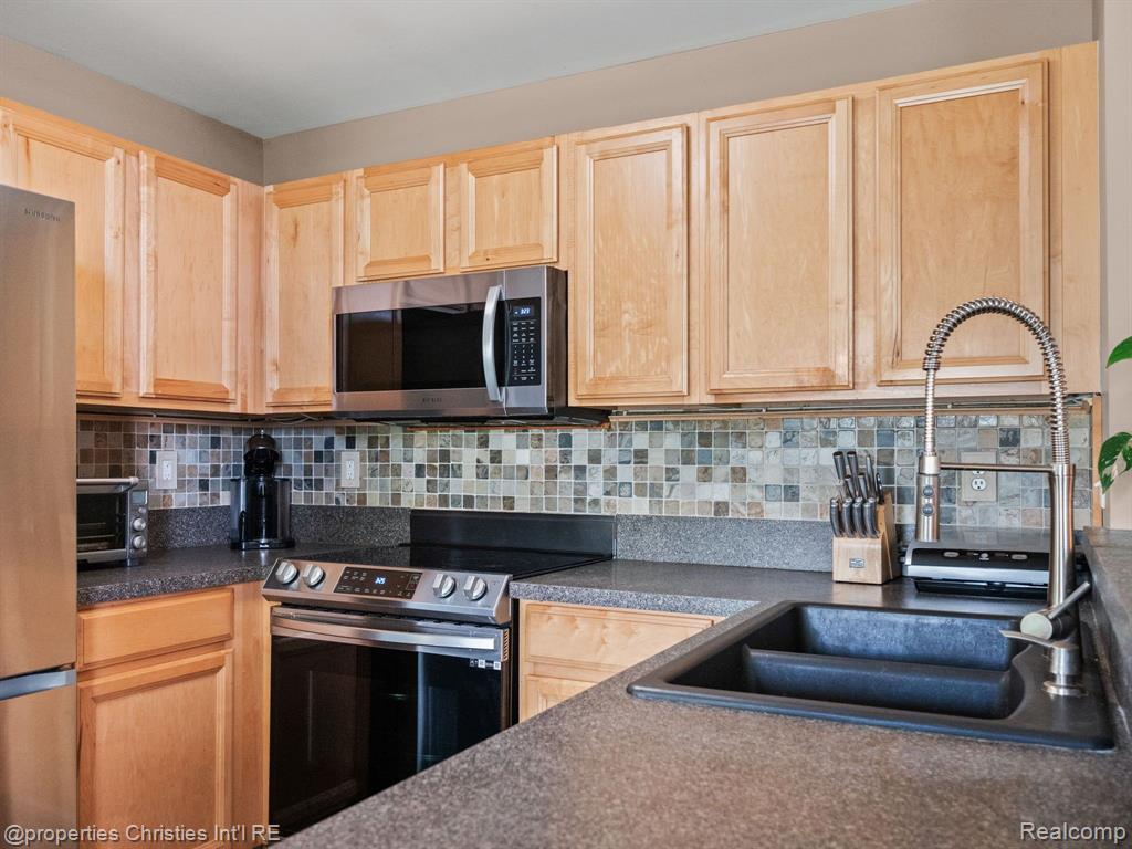 8201 CHESAPEAKE Circle, Walled Lake, MI 48390 — Photo 13