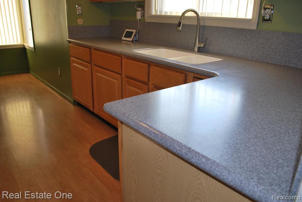697 RAVENCREST Lane, 5, Westland, MI — Photo 9