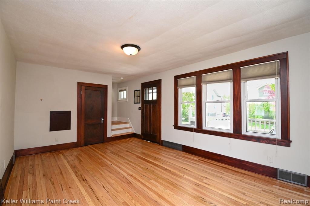 606 N CENTER Street, Royal Oak, MI 48067 — Photo 9