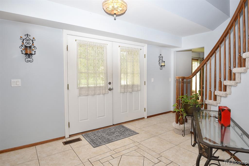 6186 Smithfield Drive, Troy, MI 48085 — Photo 3