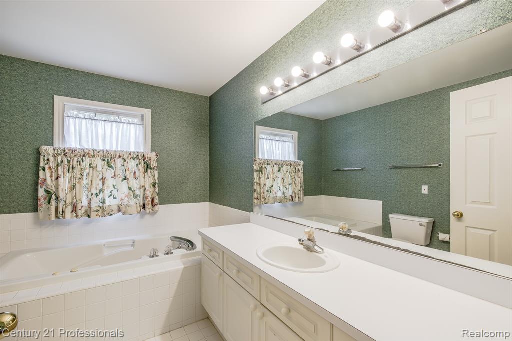 4970 Fox Chase Drive, White Lake, MI 48383 — Photo 32