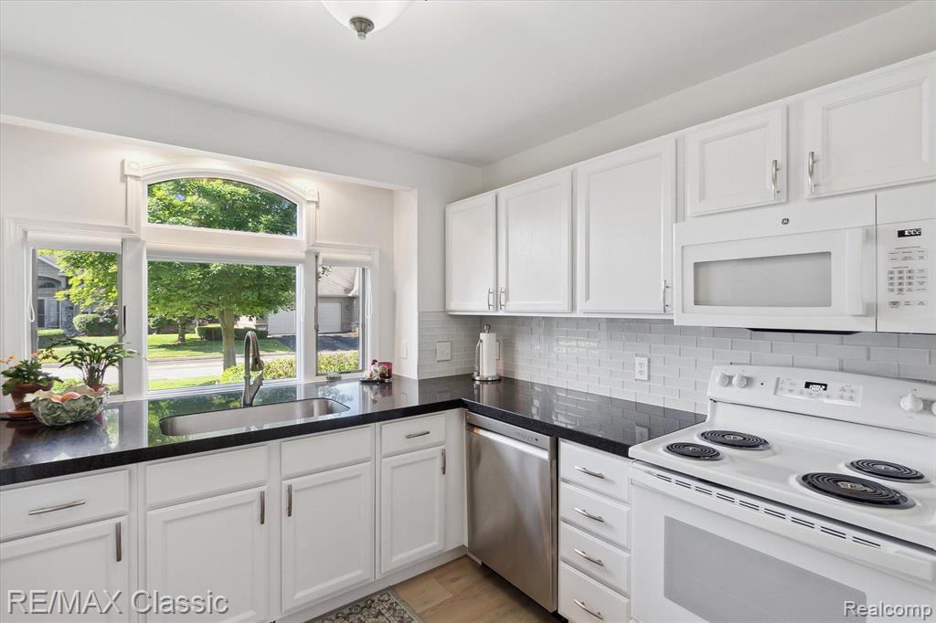 1202 ARBOR RIDGE Drive, 2, Brighton, MI 48116 — Photo 13