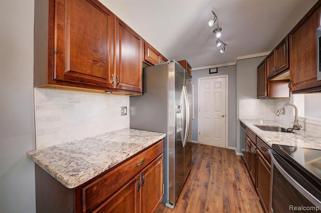 23535 N ROCKLEDGE, Novi, MI — Photo 14