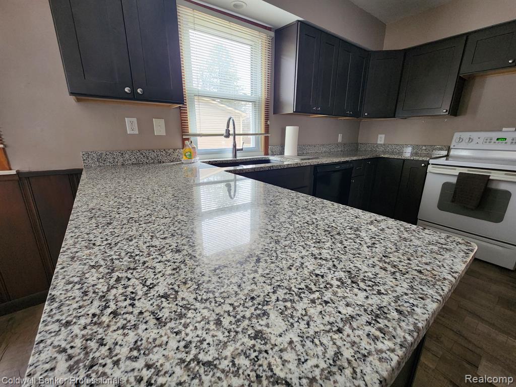 5010 Cass Elizabeth Road, Waterford, MI 48327 — Photo 11