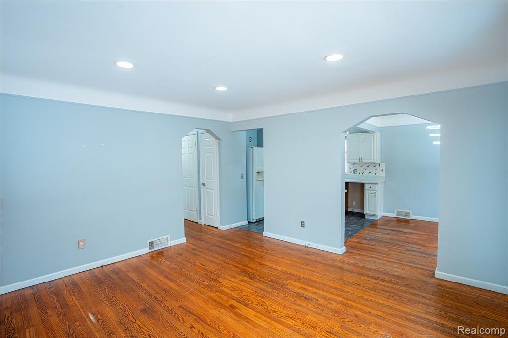 8467 Riverview Street, Dearborn Heights, MI 48127 — Photo 11