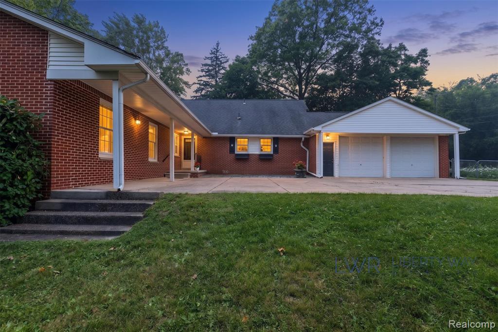 869 Central Drive, Lake Orion, MI 48362 — Photo 3