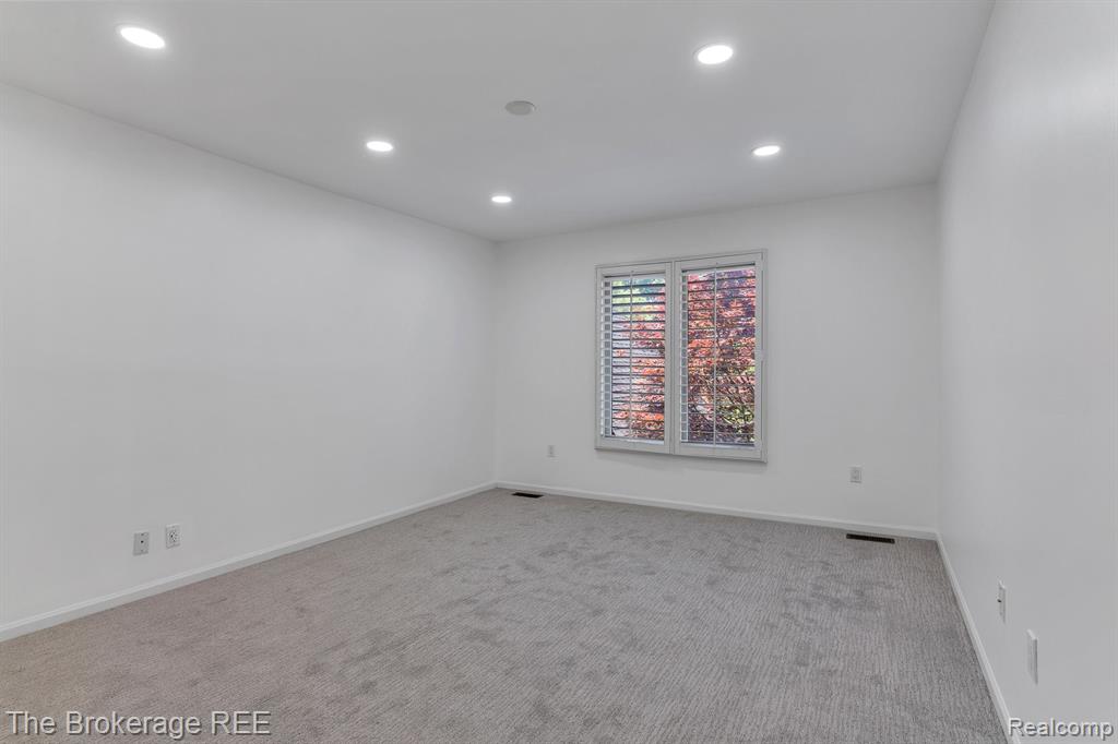 6995 HAWK WOODS Court, West Bloomfield, MI — Photo 40