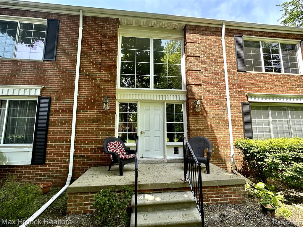 740 E FOX HILLS Drive, Bloomfield Hills, MI 48304 — Photo 2