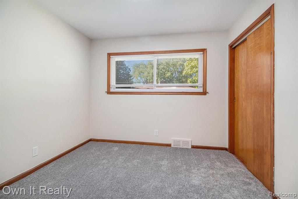 27619 California Drive SW, Southfield, MI 48076 — Photo 16