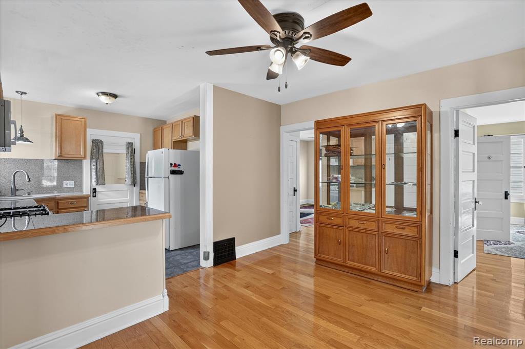 410 S Center Street, Howell, MI 48843 — Photo 10
