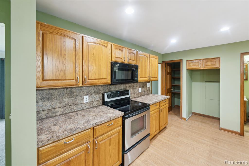 4403 Killarney Park Drive, Burton, MI 48529 — Photo 9