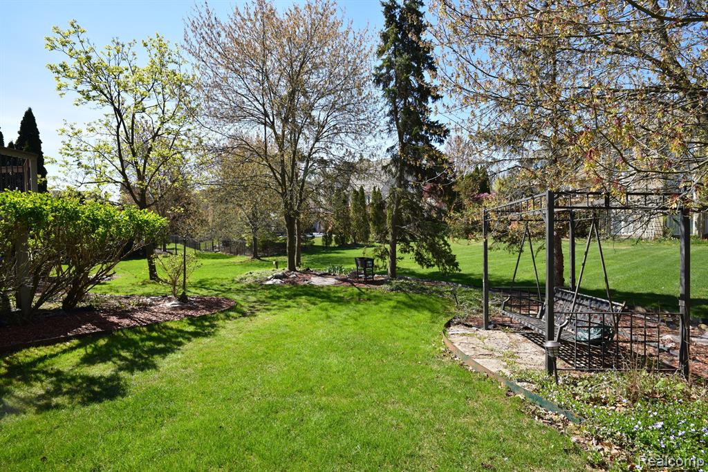 5687 GREENHILL Drive, Troy, MI 48098 — Photo 47