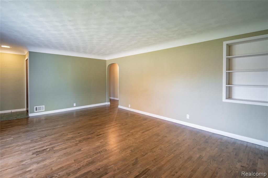 8354 Fenton Road, Grand Blanc, MI 48439 — Photo 8
