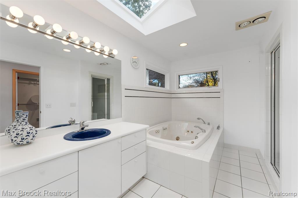 5946 Cherry Crest Drive, West Bloomfield, MI — Photo 35