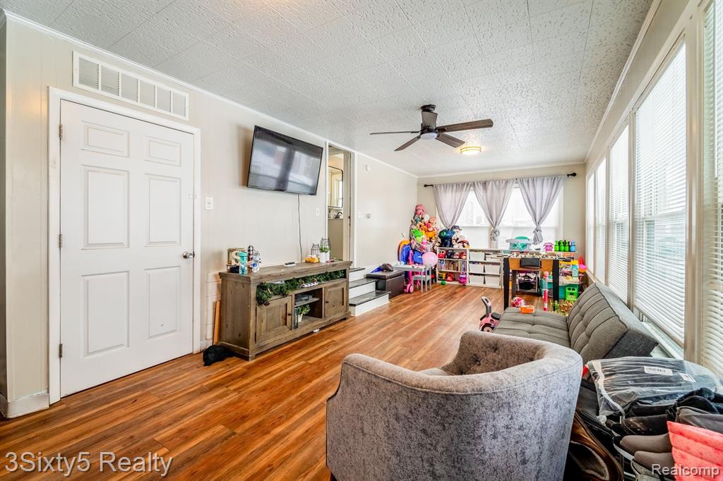 744 RIVERBANK Street, Wyandotte, MI 48192 — Photo 26