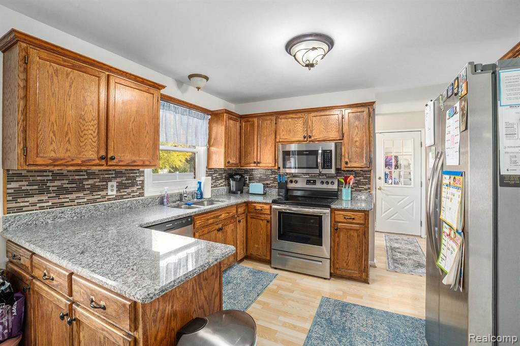 6137 Pebbleshire Drive, Grand Blanc, MI 48439 — Photo 11