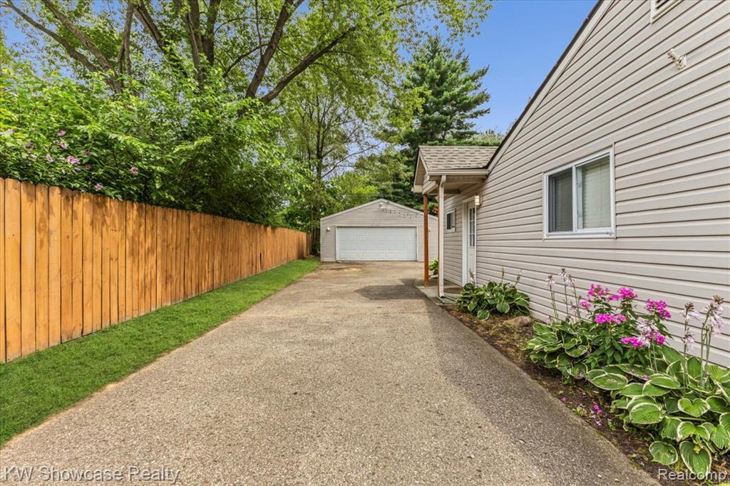 964 Daffodil Drive, Waterford, MI 48327 — Photo 6