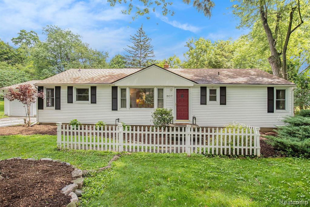 807 S OAK Street, Fenton, MI 48430 — Photo 2