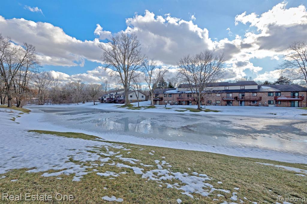 9045 E BLUEWATER Drive, Clarkston, MI 48348 — Photo 44
