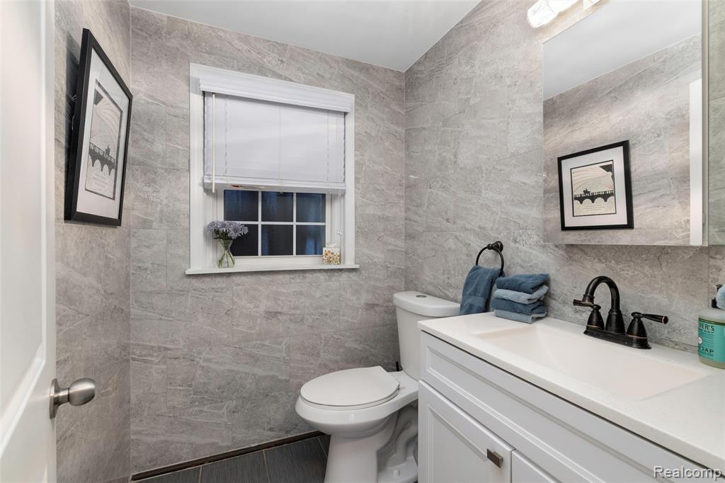 6018 Brynthrop Drive, Shelby Twp, MI 48316 — Photo 18