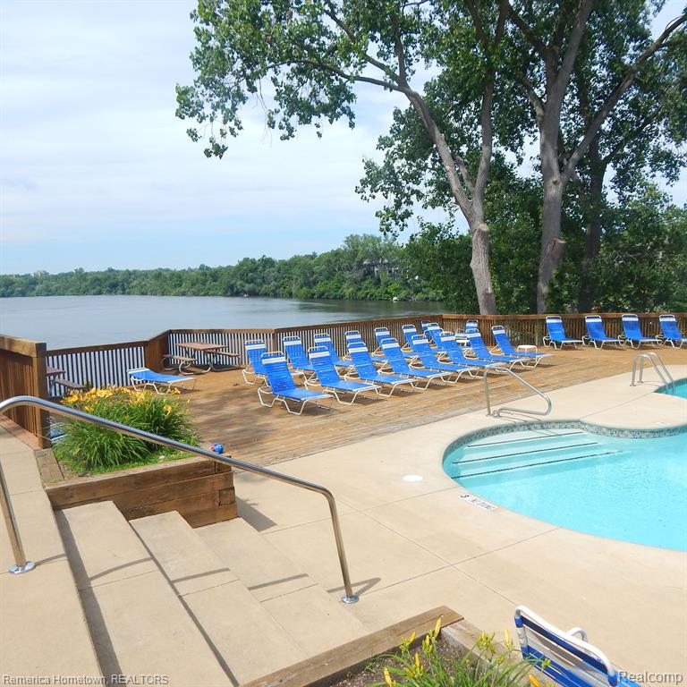 812 cliffs Drive, Ypsilanti, MI 48198 — Photo 22