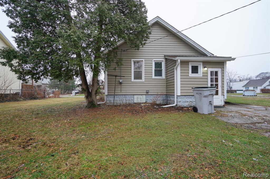 74 W BERNHARD Avenue, Hazel Park, MI 48030 — Photo 4