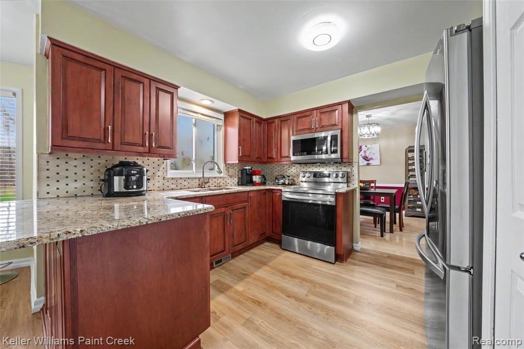 709 Denham Lane, Rochester Hills, MI 48307 — Photo 8