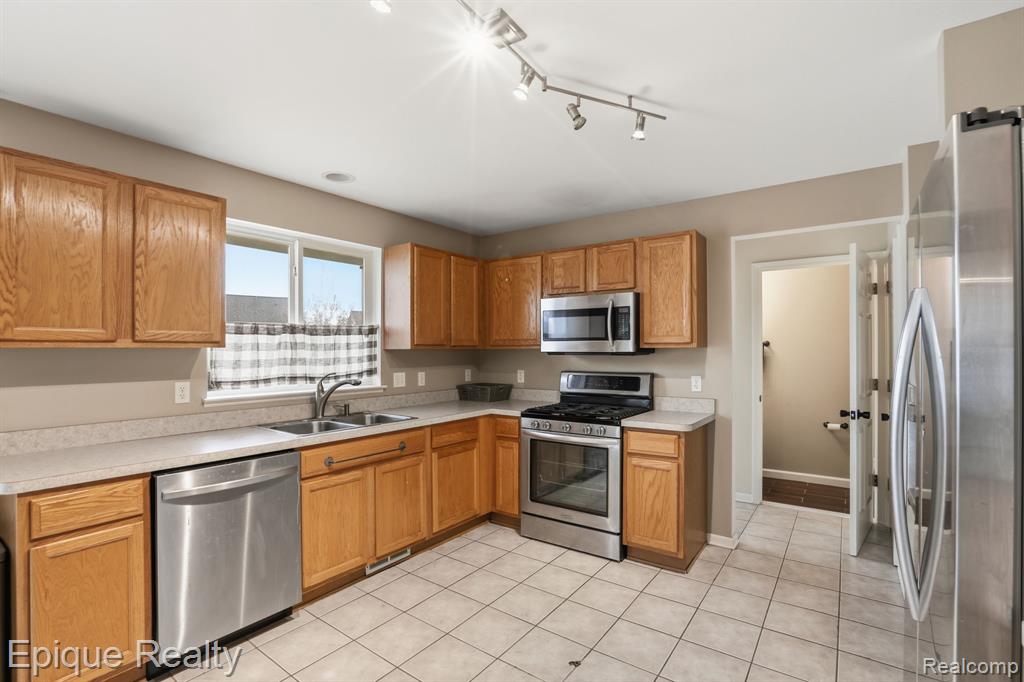 755 Lacosta Court, Pontiac, MI 48340 — Photo 11