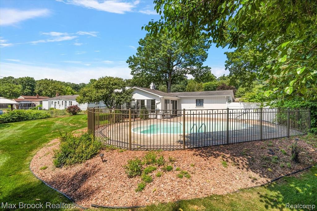 8741 Buffalo Drive, Commerce Twp, MI 48382 — Photo 21