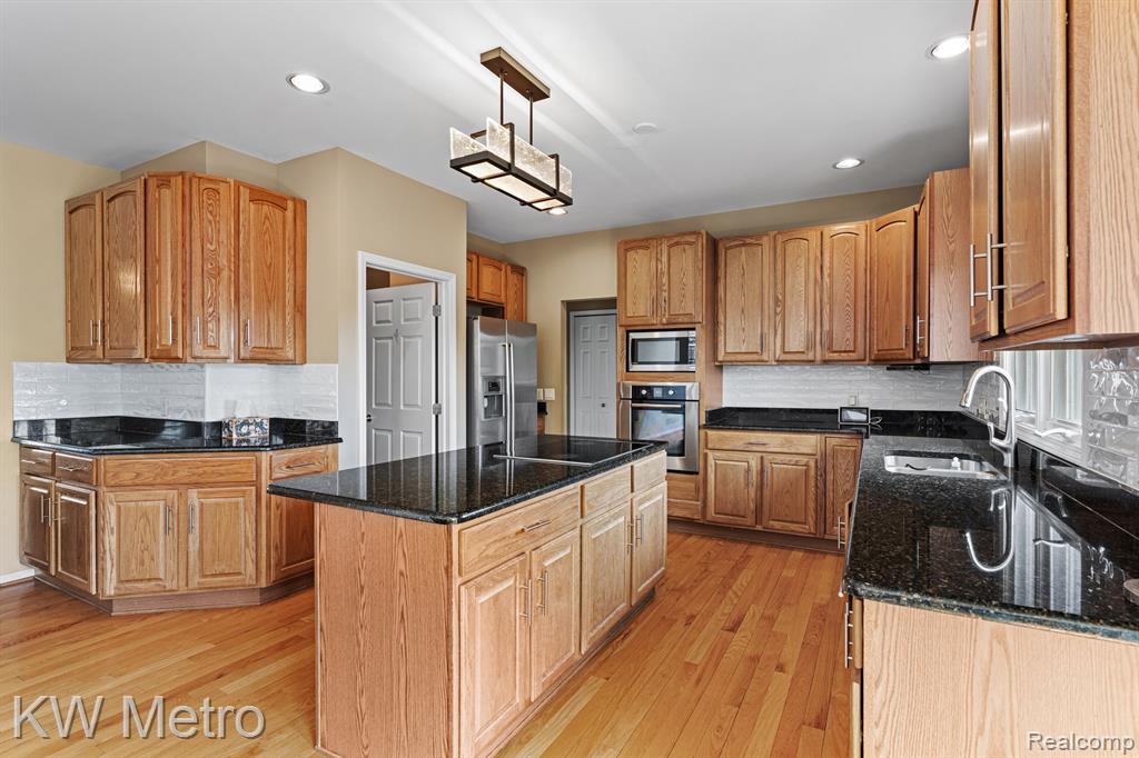 9025 HURON BLUFFS Drive, White Lake, MI — Photo 16